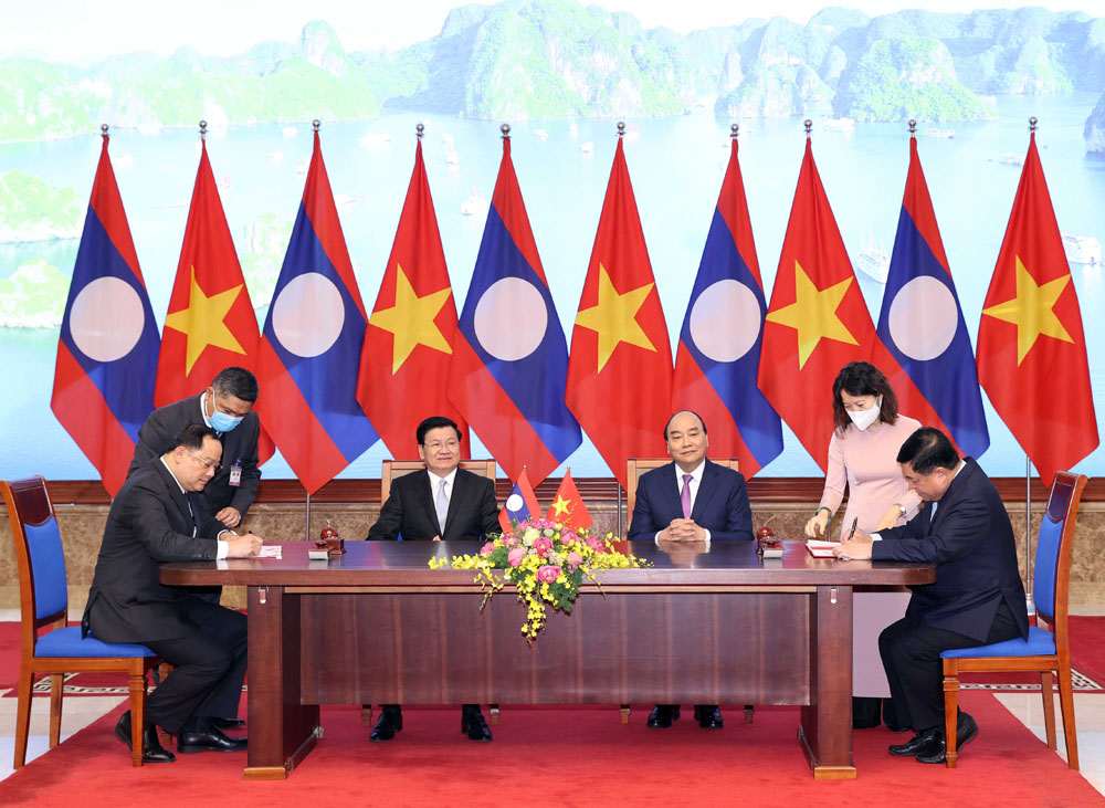 Hai bên ký kết thỏa thuận về Kế hoạch hợp tác Việt Nam - Lào năm 2021 trước sự chứng kiến của Thủ tướng hai nước