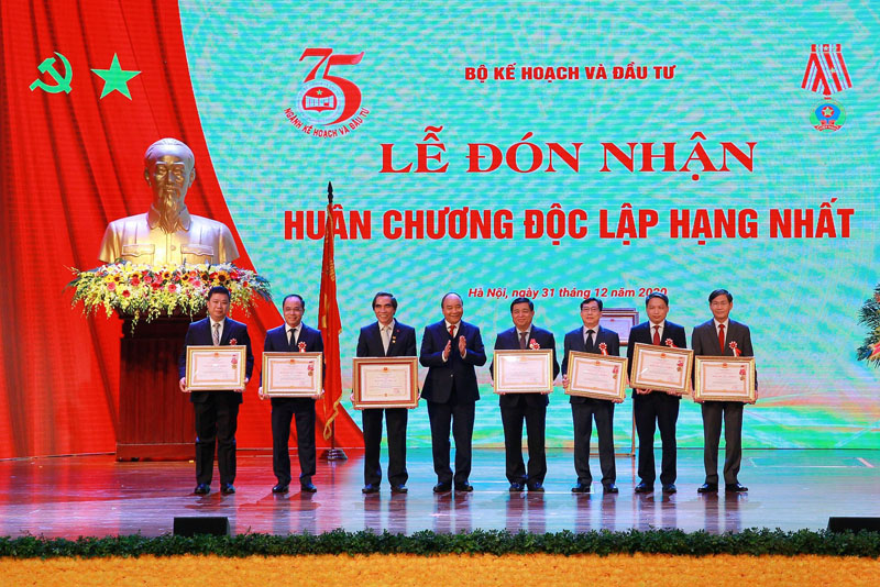 Thủ tướng Chính phủ Nguyễn Xuân Phúc chúc mừng các cá nhân, tập thể được khen thưởng (Ảnh: Chí Cường0
