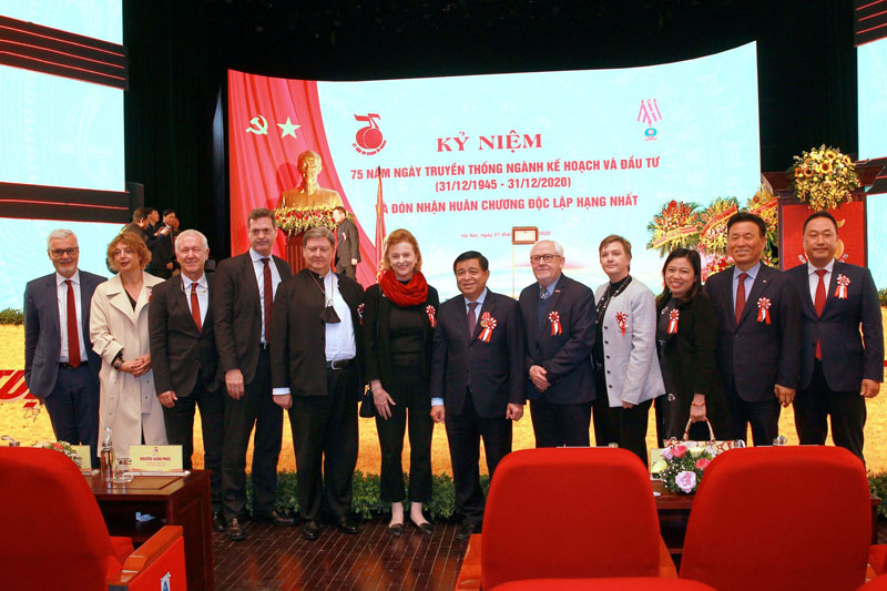 Bộ trưởng Nguyễn Chí Dũng chụp ảnh lưu niệm cùng đại diện các tổ chức quốc tế (Ảnh: Chí Cường)