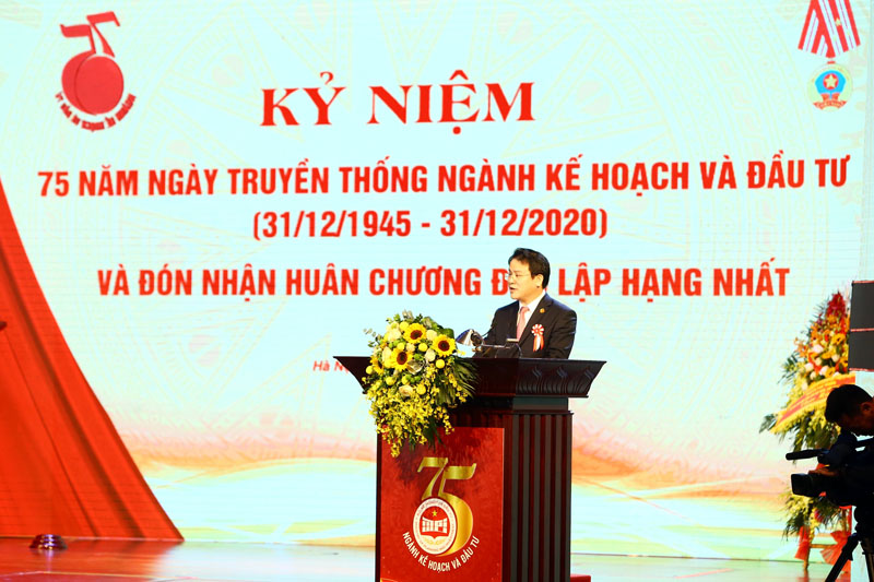 Thứ trưởng Bộ Kế hoạch và Đầu tư Trần Quốc Phương đọc Thư chúc mừng của Tổng Bí thư, Chủ tịch nước Nguyễn Phú Trọng (Ảnh: Đức Thanh)