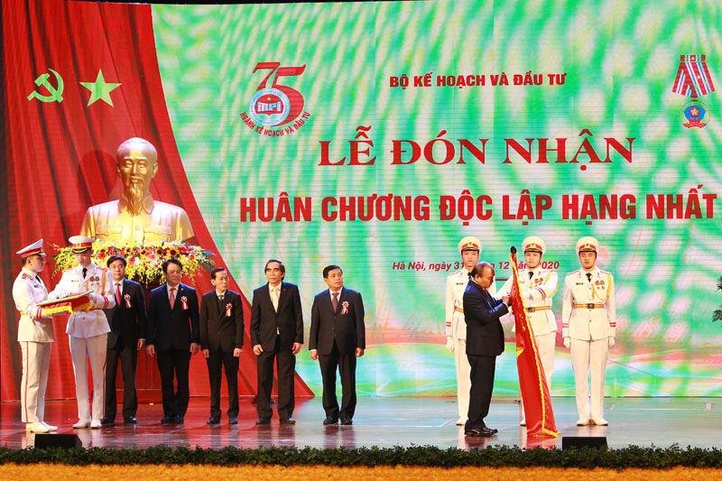 Thủ tướng Chính phủ Nguyễn Xuân Phúc gắn Huân chương Độc lập hạng Nhất cho Bộ Kế hoạch và Đầu tư (Ảnh: Đức Thanh)