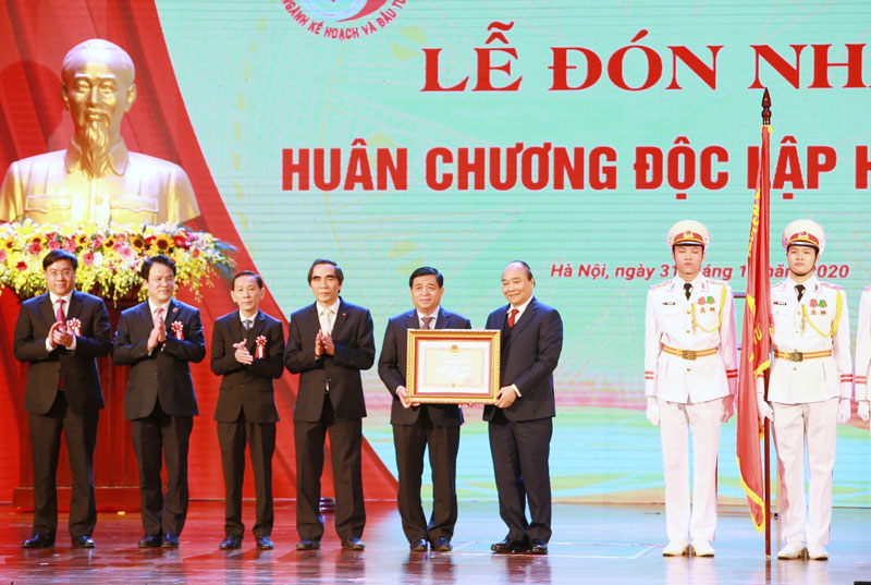 Thủ tướng Chính phủ Nguyễn Xuân Phúc chúc mừng Bộ Kế hoạch và Đầu tư (Ảnh: Đức Thanh)