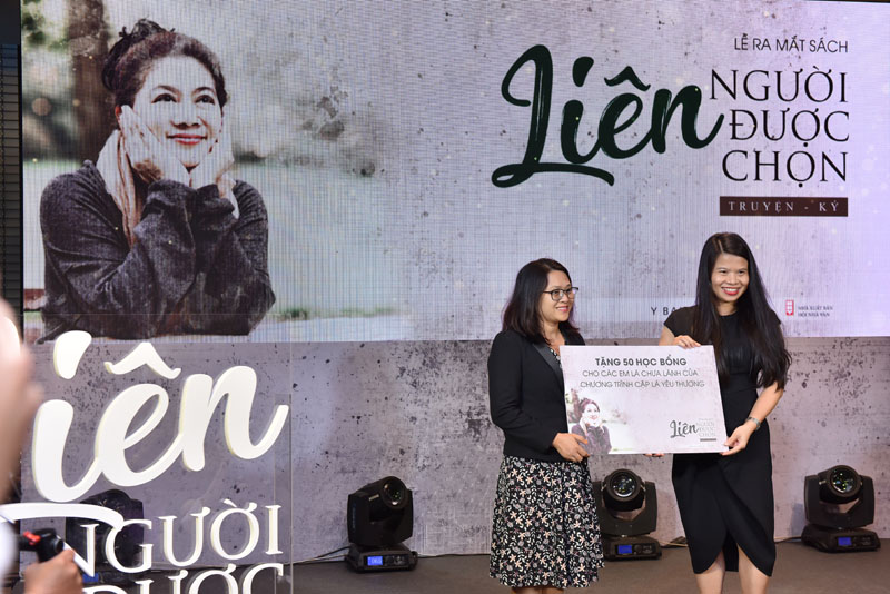 Đại diện của bà Đỗ Thị Kim Liên trao tặng 50 học bổng cho học sinh trong chương trình Cặp lá yêu thương