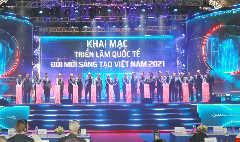 Thủ tướng Nguyễn Xuân Phúc cùng các đại biểu nhấn nút khai mạc triển lãm và khởi công xây dựng NIC (Ảnh: Chí Cường)
