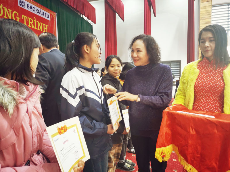 Bà Trần Kim Nga, Tổng Giám đốc Tổng Công ty TNHH Vietnam Beverage trao học bổng cho các em học sinh