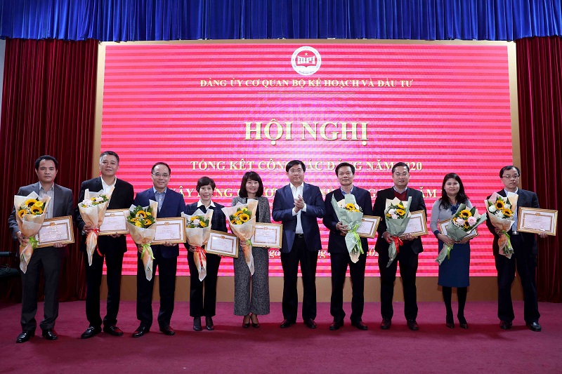 Phó Bí thư Đảng ủy Trần Duy Đông trao  tặng Giấy khen của Đảng bộ cơ quan Bộ Kế hoạch và Đầu tư cho 18 tổ chức đảng “hoàn thành xuất sắc nhiệm vụ” năm 2019 (Ảnh: Đức Trung)