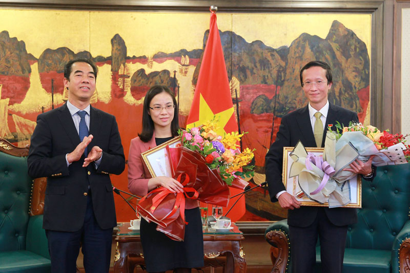 Thứ trưởng Tô Anh Dũng trao Kỷ niệm chương cho ông Phạm Hoàng Mai và bà Cao Thị Minh Nghĩa