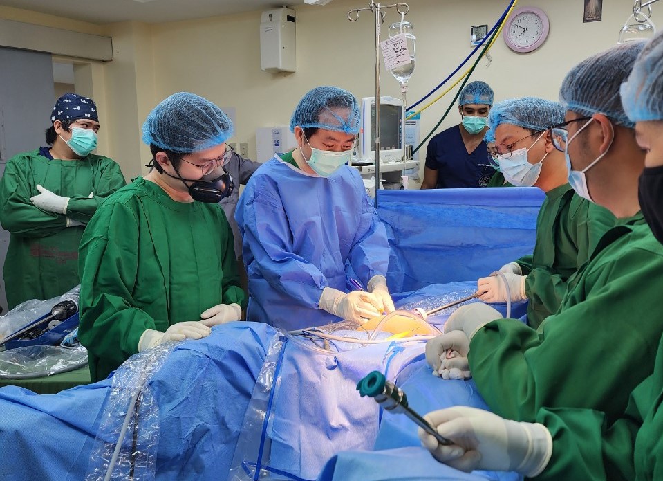 Bác sĩ Nguyễn Phú Hữu đang hướng dẫn cho các bác sĩ Philippines.