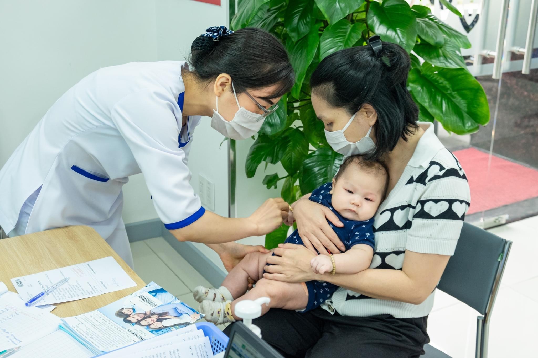 Cơ sở TCMR trên địa bàn vẫn duy trì hoạt động theo lịch cố định để tiêm chủng các loại vắc xin hiện còn.