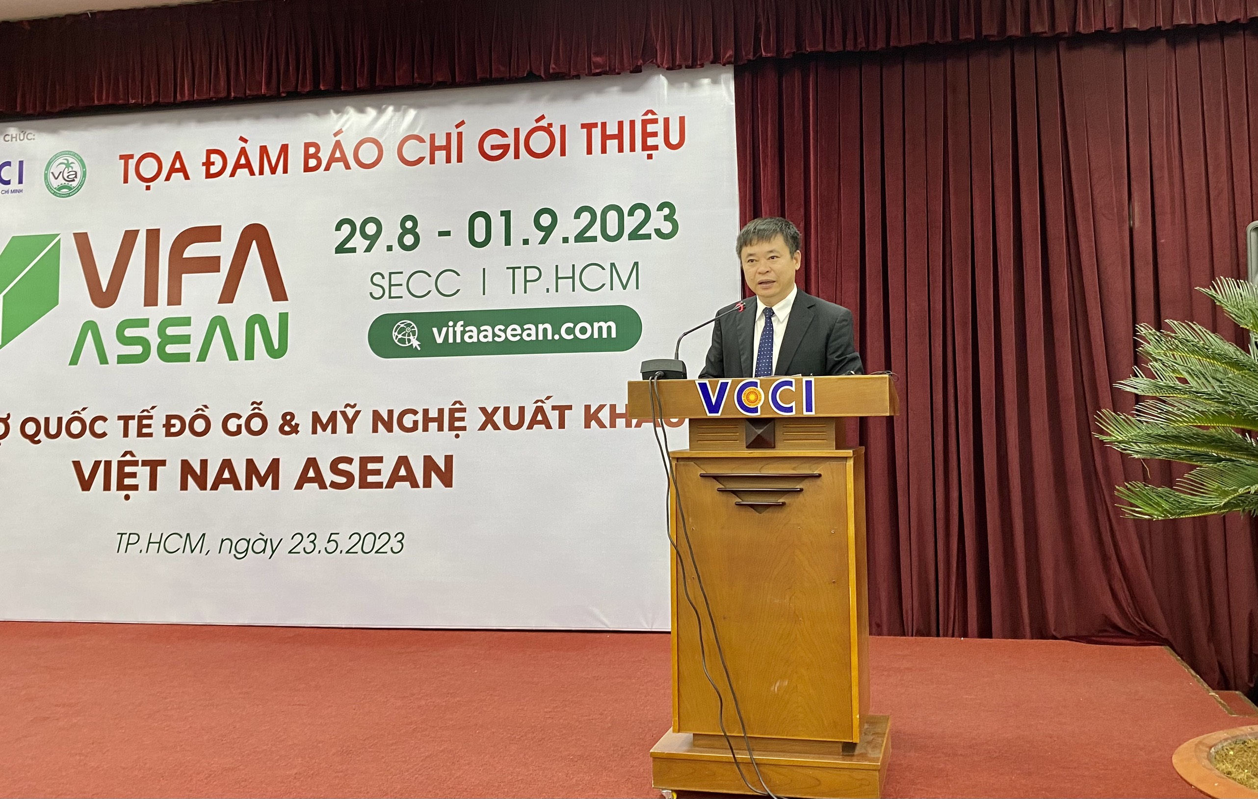 Ông Trần Ngọc Liêm, Giám đốc VCCI-HCM thông tin về hội chợ VIFA ASEAN 2023.