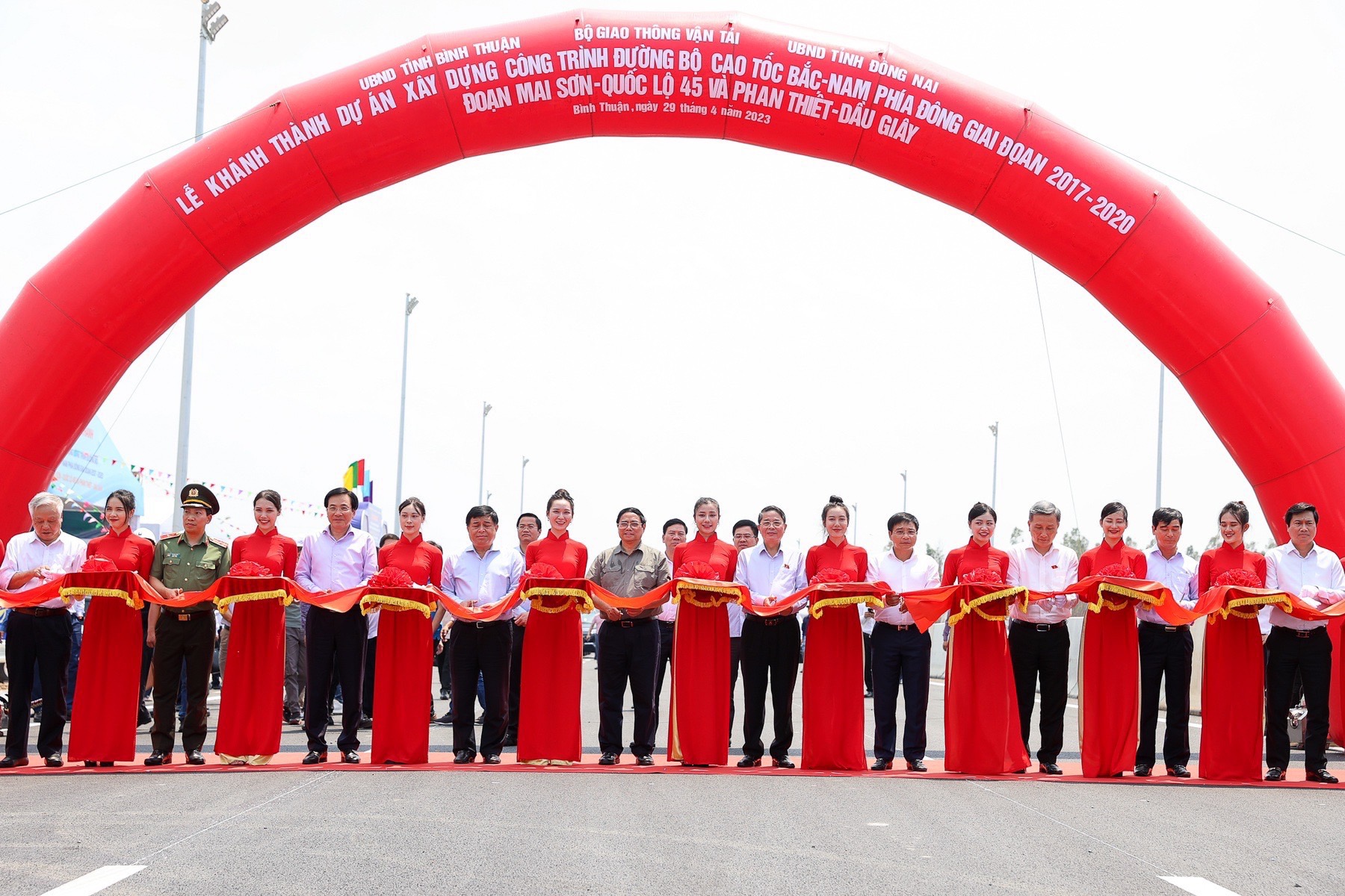 Thủ tướng Phạm Minh Chính và các đại biểu cắt băng khánh thành cao tốc Dầu Giây - Phan Thiết