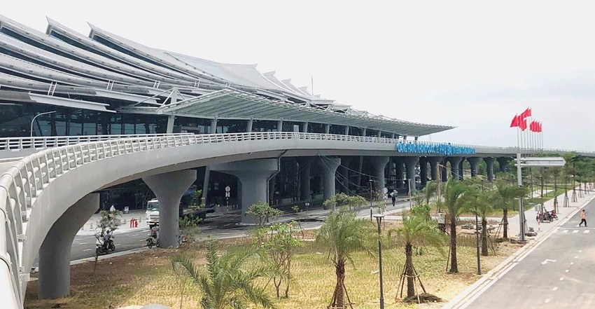 Nhà ga T2 thiết kế với mô hình hiện đại, mang kiến trúc Cung đình Huế vừa đưa vào hoạt động vào 28.4