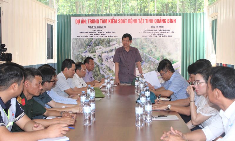Phó Chủ tịch UBND tỉnh phát biểu tại buổi làm việc với chủ đầu tư, các đơn vị thi công và sở, ngành, địa phương liên quan Dự án Trung tâm Kiểm soát bệnh tật tỉnh