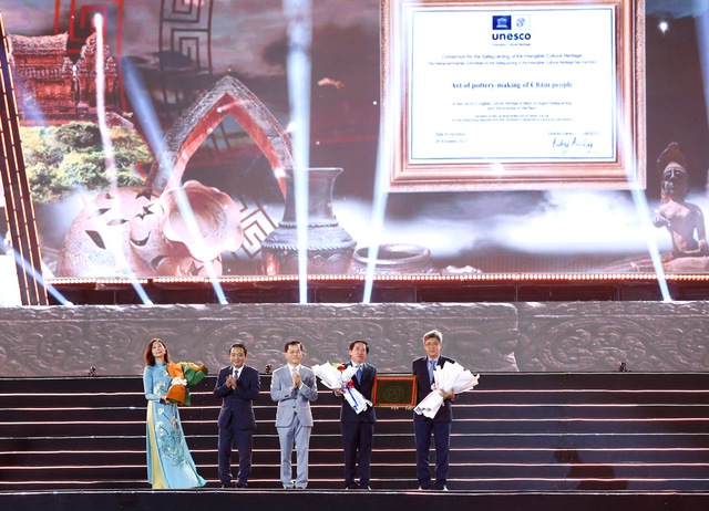 Đại diện  lãnh đạo tỉnh Ninh Thuận nhận bằng của UNESCO ghi danh Nghệ thuật làm gốm của người Chăm vào Danh sách di sản văn hoá phi vật thể cần bảo vệ khẩn cấp