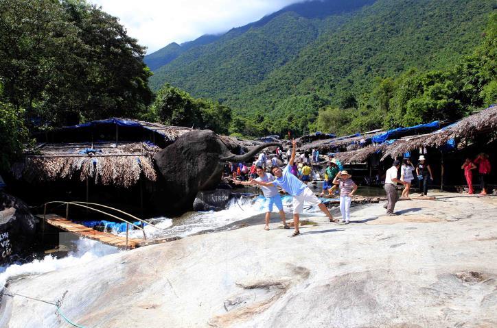 Thừa Thiên Huế nổi tiếng với những địa điểm du lịch sinh thái, phong phú các địa điểm suối thác hấp dẫn du khách gần xa