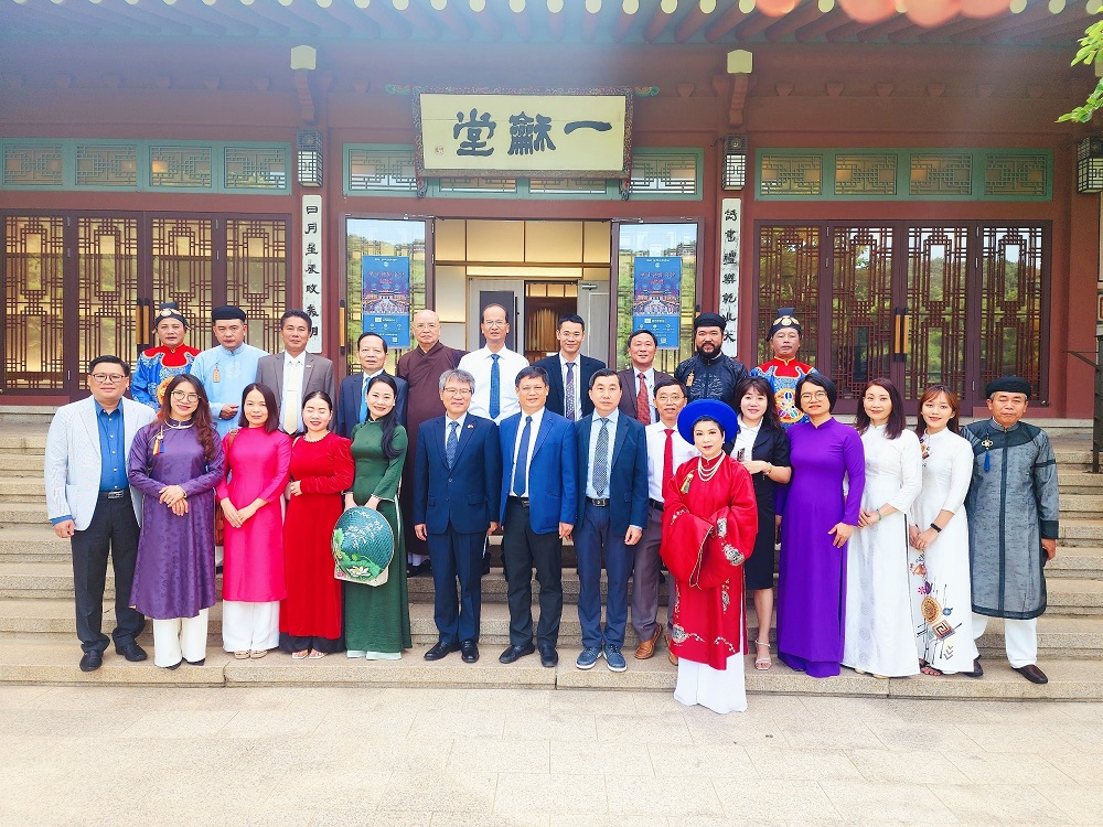 Đoàn công tác do Phó Chủ tịch thường trực UBND tỉnh Thừa Thiên Huế Nguyễn Thanh Bình đẫn đầu chụp ảnh lưu niệm