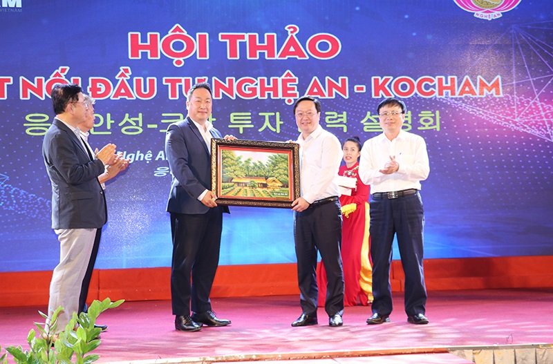 Chủ tịch tỉnh Nguyễn Đức Trung tặng quà lưu niệm cho Đại diện Hiệp hội doanh nghiệp Hàn Quốc tại Việt Nam