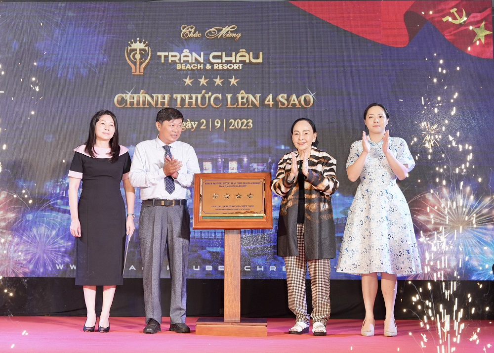 Ban Lãnh đạo Trân Châu Resort đón nhận công nhận đạt chuẩn 4 sao