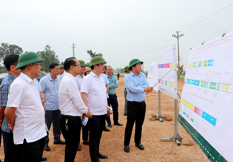 Chủ tịch Nguyễn Đức Trung nghe nhà thầu báo cáo tiến độ Dự án Ven biển