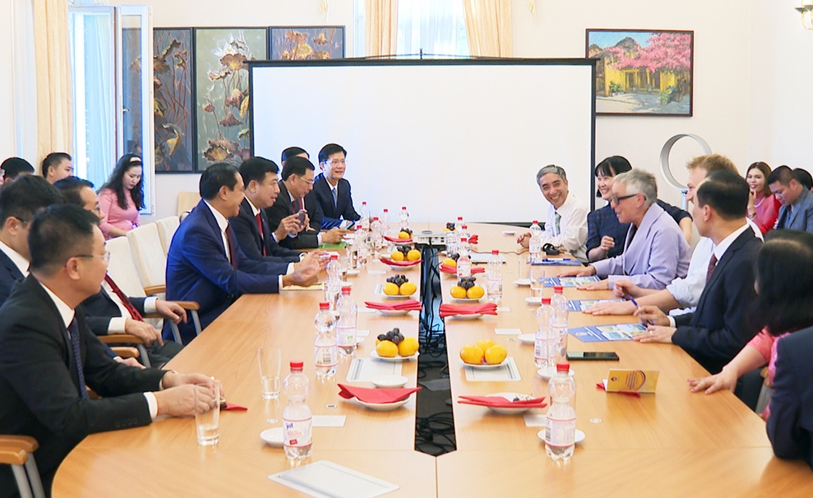 Tiếp đoàn Công tác của UBND tỉnh Hà Tĩnh tại Đức, bà Antonia Zahn - Weber, Giám đốc điều hành Công ty VFT Industry UG