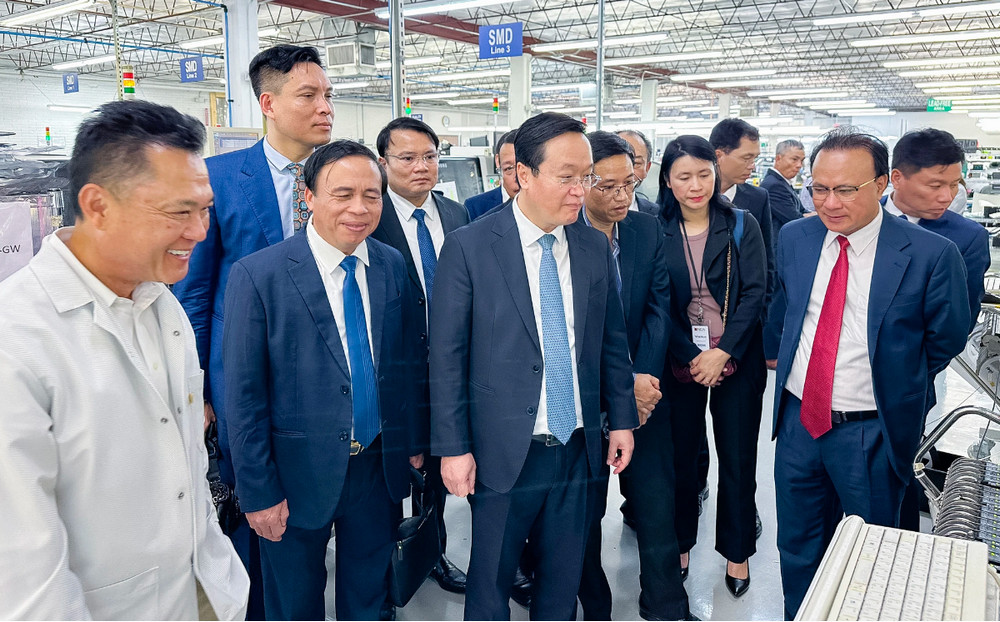 đoàn công tác của tỉnh cũng đã đến thăm nhà máy của Công ty National Circuit Assembly (NCA) có trụ sở tại thành phố Garland.