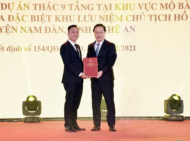Chủ tịch UBND tỉnh Nguyễn Đức Trung trao Quyết định chấp thuận đầu tư cho nhà đầu tư thực hiện dự án
