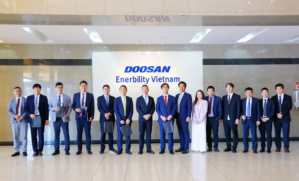 Đại diện công ty chụp hình lưu niệm
