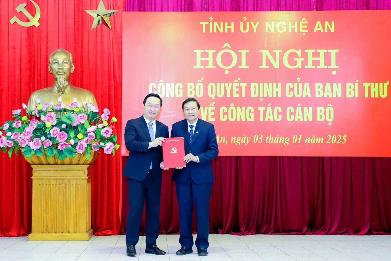 Ông Nguyễn Đức Trung, Bí thư Tỉnh ủy, Chủ tịch UBND tỉnh Nghệ An trao quyết định của Ban Bí thư Trung ương Đảng cho ông Lê Hồng Vinh Ảnh. Bằng Phạm