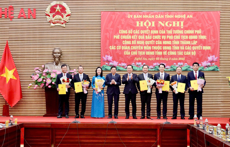 Bí thư Tỉnh ủy Nguyễn Đức Trung và Chủ tịch UBND tỉnh Lê Hồng Vinh trao Quyết định bổ nhiệm và tặng hoa chúc mừng các đồng chí Giám đốc Sở (1)