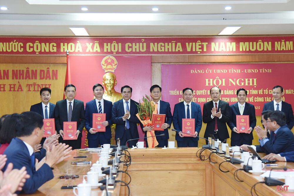 Lãnh đạo tỉnh Hà Tĩnh trao quyết định và tặng hoa chúc mừng các đồng chí giữ chức vụ Giám đốc, Phó Giám đốc Sở tài chính;