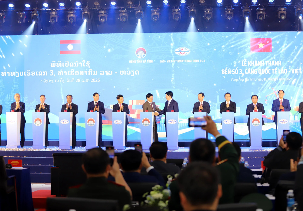 Chủ tịch nước Lương Cường và Tổng Bí thư, Chủ tịch nước Lào Thongloun Sisoulith cùng các đại biểu thực hiện nghi thức khánh thành Bến số 3 (1)