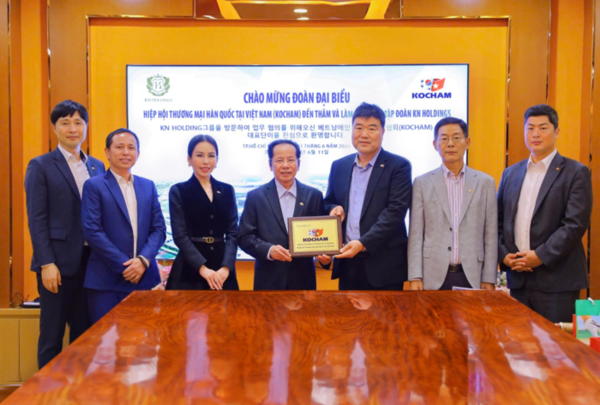 Ông Kim Nyoun Ho – Chủ tịch Hiệp hội Thương mại Hàn Quốc tại Việt Nam (KOCHAM) trao bảng Hội viên cho ông Lê Văn Kiểm – Chủ tịch Tập đoàn KN Holdings