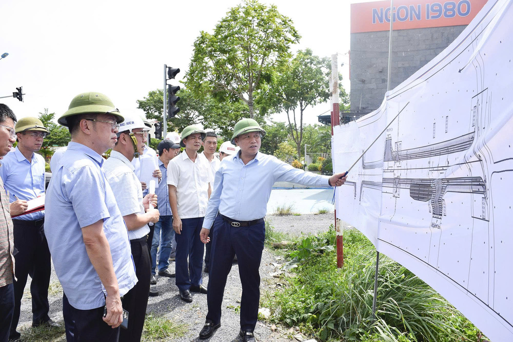Phó Chủ tịch UBND tỉnh Hoàng Phú Hiền và đoàn công tác đã đến kiểm tra Dự án đường ngang nội thị N7 và đường đầu cầu Hiếu 2