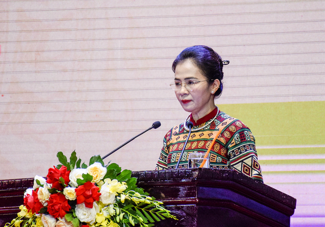 Phó Bí thư Tỉnh ủy, Chủ tịch Ủy ban MTTQ tỉnh Võ Thị Minh Sinh công bố các quyết định (1) (1)