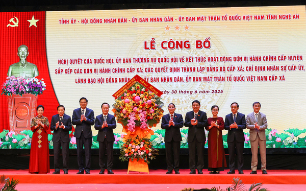 Phó Chủ tịch Quốc hội Nguyễn Đức Hải trao Quyết định và tặng hoa chúc mừng Tỉnh Nghệ An