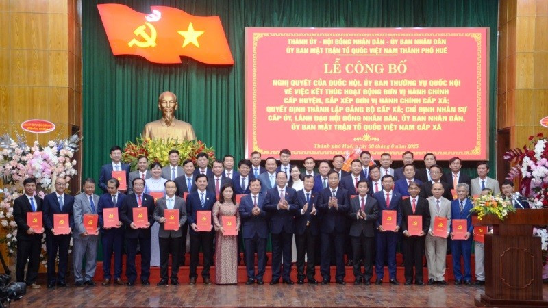 Phó Chủ tịch Quốc hội Trần Quang Phương cùng lãnh đạo thành phố chúc mừng Bí thư Đảng ủy các xã, phường mới sau sắp xếp