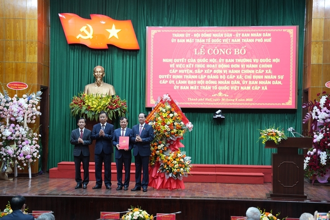 Phó Chủ tịch Quốc hội Trần Quang Phương trao Nghị quyết về việc sắp xếp các ĐVHC cho thành phố Huế