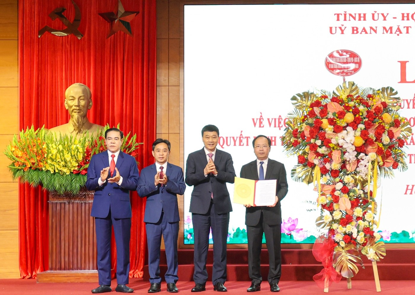 Đồng chí Vũ Hồng Thanh - Ủy viên Trung ương Đảng, Phó Chủ tịch Quốc hội trao Nghị quyết của Ủy ban Thường vụ Quốc hội cho các đồng chí Thường trực Tỉnh ủy Hà Tĩnh.