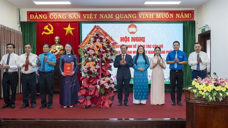 Bí thư Thành ủy Lê Trường Lưu đã trao Quyết định thành lập và tặng hoa chúc mừng cơ quan Ủy ban MTTQ thành phố (2)