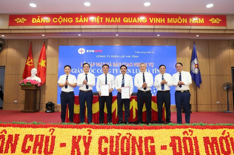 Ông Phạm Công Thành– Nguyên Giám đốc PC Hà Tĩnh và ông Đỗ Tiến Hùng – Tân Giám đốc PC Hà Tĩnh ký Biên bản bàn giao nhiệm vụ tại buổi Lễ (1)