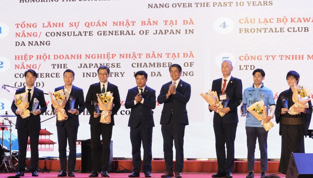 Chủ tịch UBND thành phố Lương Nguyễn Minh Triết trao hoa và Kỷ niệm chương cho các cơ quan, tổ chức