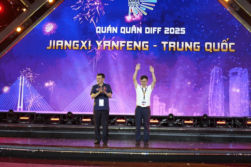 Giây phút công bố kết quả đội giành chiến thắng tại Đêm Chung kết