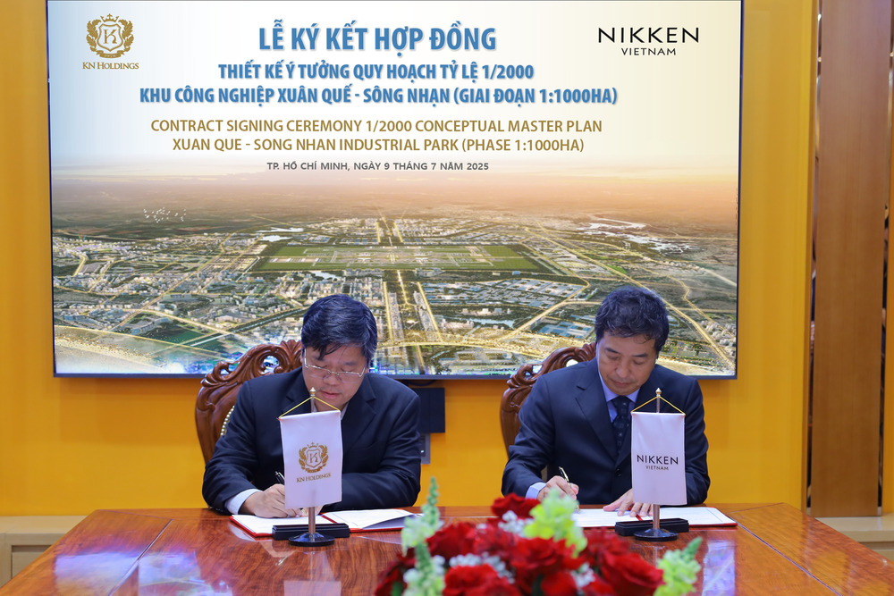 Ông Hoàng Trọng Hoàn – Chủ tịch HĐQT Công ty KCN Xuân Quế và ông Kato Jun – Lãnh đạo cấp cao của Nikken Việt Nam thực hiện nghi thức ký kết giữa hai bên