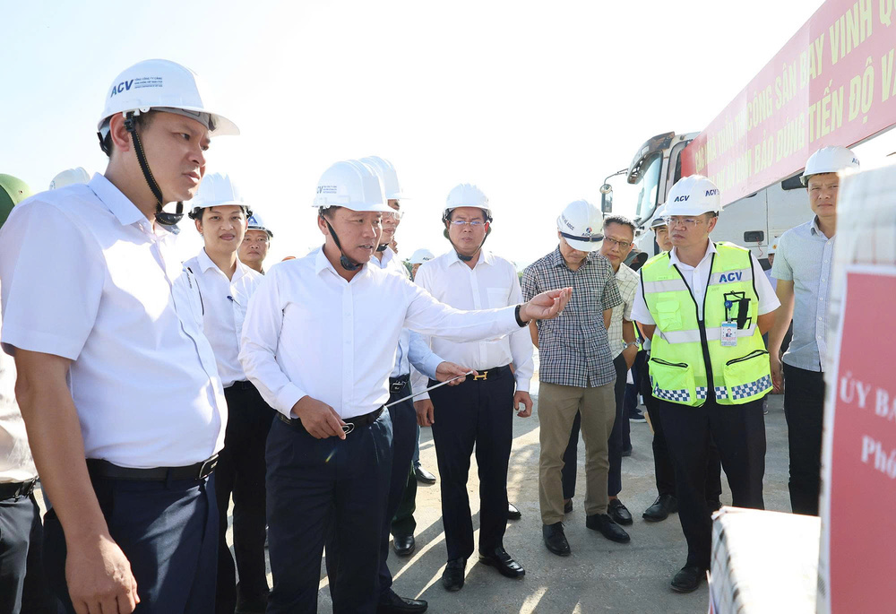 Phó Chủ tịch UBND tỉnh Hoàng Phú Hiền trao đổi cụ thể giải pháp đối với các nội dung ACV kiến nghị