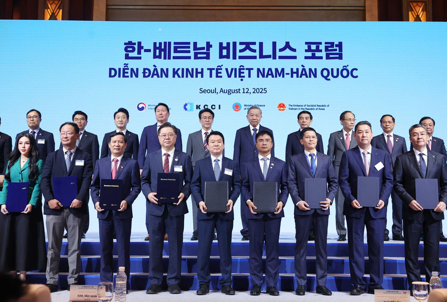 Tổng Bí thư Tô Lâm và Thủ tướng Hàn Quốc Kim Min Seok chứng kiến nhóm các đơn vị, doanh nghiệp về năng lượng - công nghiệp trao thỏa thuận hợp tác