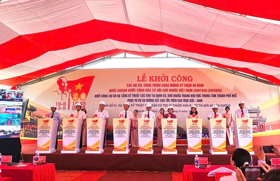 Các đại biểu bấm nút khởi công Dự án hạ tầng kỹ thuật khu dân cư tái định cư 06 thuộc khu B, đô thị mới An Vân Dương. (1)