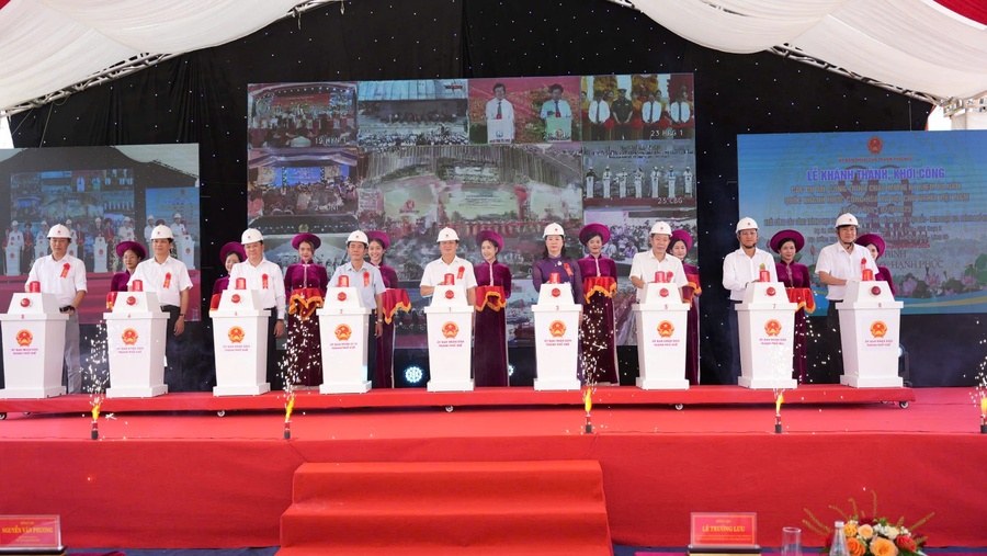 Các đại biểu thực hiện nghi thức bấm nút khởi công Dự án đầu tư xây dựng khu tái định cư Lộc Tiến giai đoạn 2. (1)