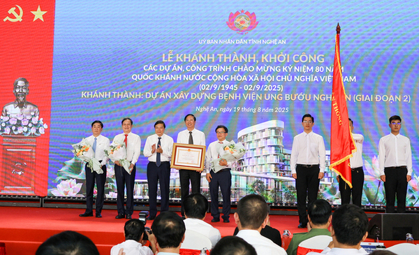 Thừa ủy quyền của Chủ tịch nước, Chủ tịch UBND tỉnh Lê Hồng Vinh trao tặng thưởng Huân chương Lao động Hạng Ba cho Bệnh viện Ung bướu Nghệ An.