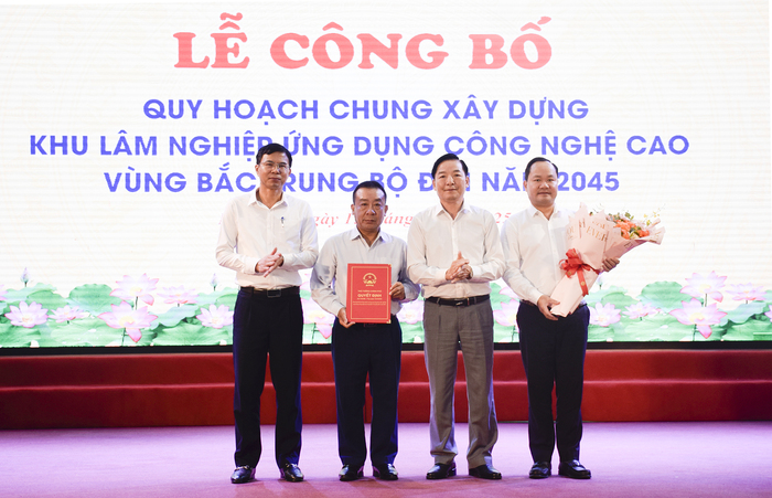 Phó Cục trưởng Cục Lâm nghiệp và Kiểm lâm Nguyễn Văn Diện trao Quyết định phê duyệt Đồ án 