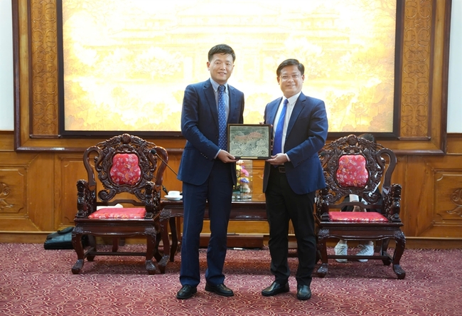 Phó Chủ tịch Thường trực UBND thành phố Huế Nguyễn Thanh Bình tiếp xã giao Quyền Tổng Lãnh sự Trung Quốc tại thành phố Đà Nẵng